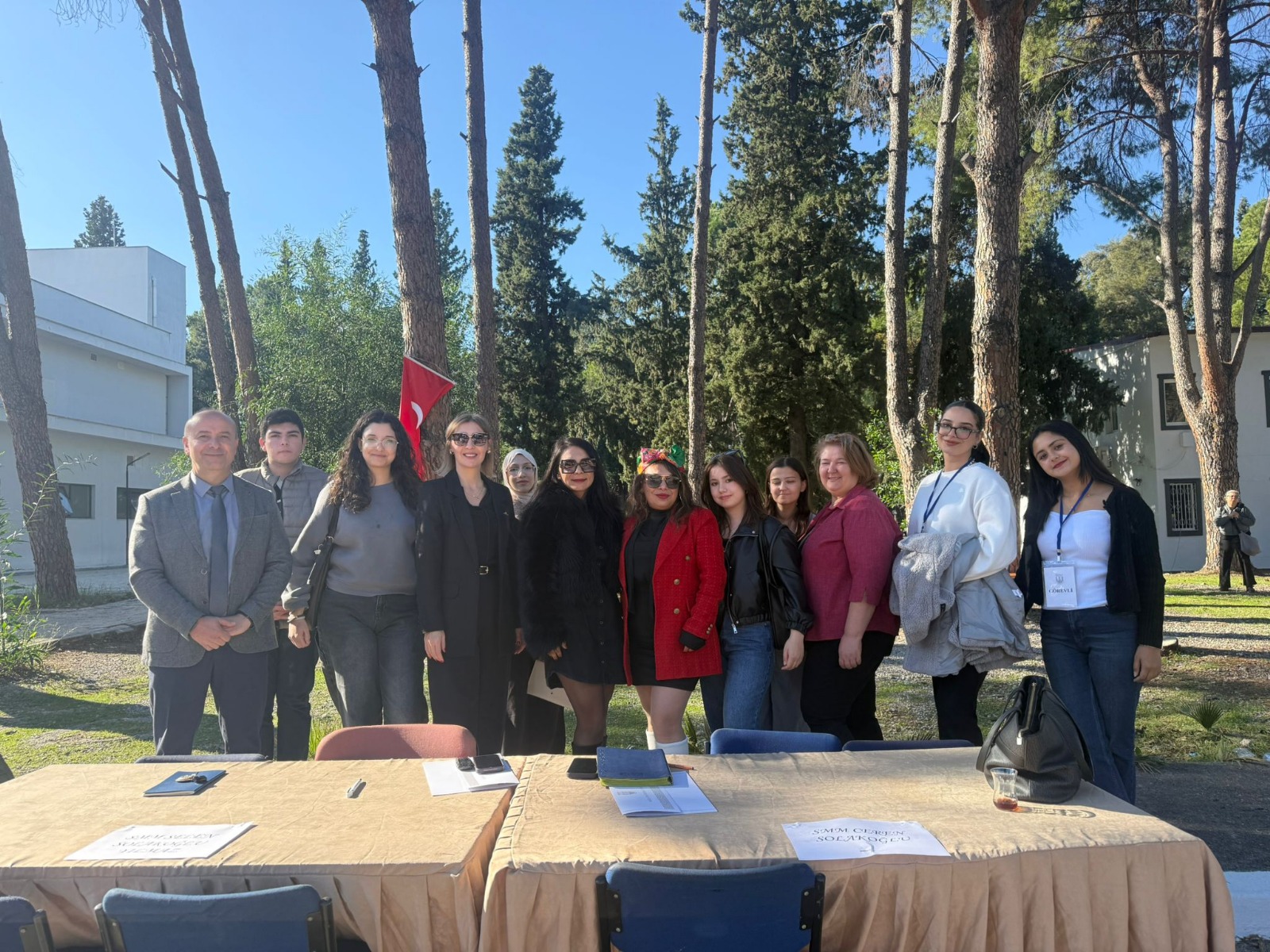 11 Aralık 2025 tarihinde Dalaman Meslek Yüksekokulu ile Dalaman Sivil Havacılık Yüksekokulu iş birliğinde düzenlenen 2. İstihdam Fuarı, Muğla Sıtkı Koçman Üniversitesi Dalaman Yerleşkesinde gerçekleştirilerek öğrenciler ve sektör temsilcilerini bir araya getirdi.  Havacılık, lojistik, dış ticaret ve muhasebe gibi farklı alanlarda faaliyet gösteren 30 firma, fuarda stant açarak öğrencilerle birebir görüşmeler yaptı. Öğrenciler, firmaların insan kaynakları yetkilileriyle tanışma, sektör beklentilerini öğrenme ve çeşitli kariyer fırsatlarını keşfetme imkânı bulmuştur. Bu kapsamda, etkinliğe THY, Tantur & TUI, Libero, Diana, MTS Globe, Jet2, Sancak, Unifree, YDA, Çelebi, Havaş, Fugo, Acarlar, Skytanking/Prime Flight Company, Ekol Lojistik, Önel Gümrük Müşavirliği, Alfa Grup Gümrük Müşavirliği, IGT Proje, SMMM Hüseyin Ertuğrul, SMMM Ceren Solakoğlu, SMMM Selen Solakoğlu Yılmaz, Paterna Group, Garenta, THK Ortaca, GSB Dalaman Gençlik Merkezi, KOSGEB, İŞKUR, TATCA (Türkiye Hava Trafik Kontrolörleri Derneği), Netlog Lojistik ve Vienna Life gibi sektörün önde gelen firmaları katılım sağlayarak öğrencilerimize geniş ve nitelikli bir kariyer yelpazesi sunmuştur.  Etkinlikte bazı firmalar, öğrencilerle birebir mülakat simülasyonları gerçekleştirerek mülakat sürecinde nelere dikkat etmeleri gerektiği, kendilerini nasıl daha etkili ifade edebilecekleri ve profesyonel bir görüşmeye nasıl hazırlanabilecekleri konusunda önemli geri bildirimler sunmuştur. Bu sayede öğrenciler, gerçek iş görüşmesi deneyimini önceden yaşayarak kariyer yolculuklarına güçlü bir adım atma fırsatı elde etmiştir.  Etkinliğe Dalaman Kaymakamı Mesut YAKUTA, çok sayıda firma temsilcisi ve yöneticileri de katılım sağladı. Katılımcılar tarafından sektörle üniversitenin buluşmasını sağlayan bu tür organizasyonların hem öğrenciler hem de iş dünyası açısından büyük önem taşıdığı vurgulanmıştır. Firma yöneticileri, istihdam fuarlarının süreklilik kazanmasının nitelikli iş gücüne ulaşmada önemli katkılar sunduğunu ifade etmişlerdir.  Dalaman Meslek Yüksekokulu Müdürü Doç. Dr. Ozan Kaya ve Dalaman Sivil Havacılık Yüksekokulu Müdürü Prof. Dr. Aytekin Fırat, fuarın her yıl daha da büyüyerek öğrencilerin kariyer planlamasına destek olmayı sürdüreceğini ifade etti. Öğrencilerin yoğun ilgi gösterdiği etkinlik, karşılıklı iş birliği fırsatlarının geliştirilmesi açısından verimli bir platform oluştururken, etkinlik sonunda Yüksekokul Müdürleri tarafından firma stantları ziyaret edilerek katılımcı firmalara teşekkür belgeleri takdim edilmiştir.